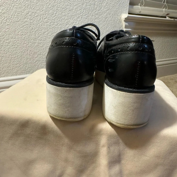 Schutz Black leather platform oxfords- Size 6
Made in Brazil - Picture 3 of 9